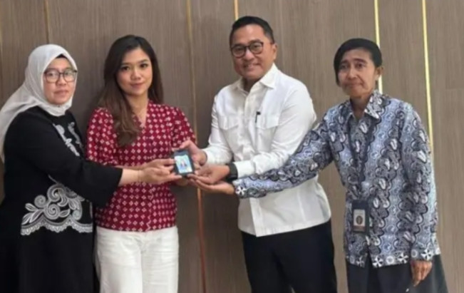 Deputi Bidang Protokol, Pers, dan Media Sekretariat Presiden (Setpres) Yusuf Permana mengembalikan ID milik wartawan CNN Diana Valencia. [Int]